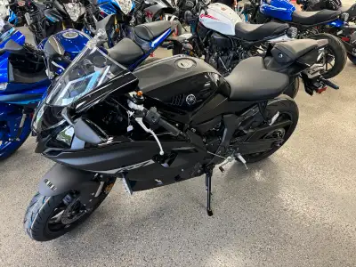 ***BRAND NEW*** 2024 Yamaha R7 only 500km. Bike has upgraded light system, fender eliminator package...