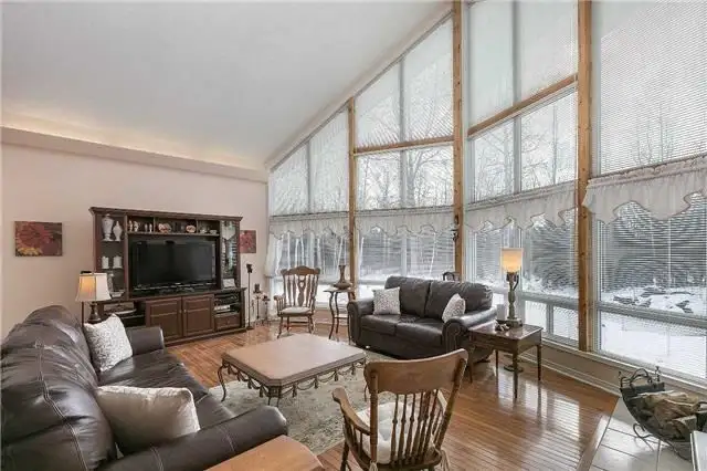10 acre house for sale 1.79 million in Houses for Sale in Markham / York Region - Image 6