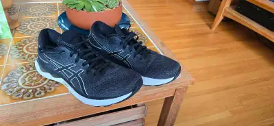 Mens size 9.5 Asics Gel Nimbus 24 running shoes, View more