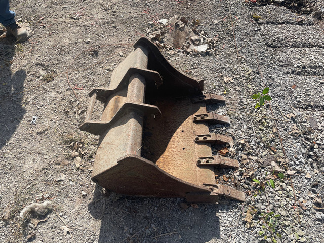 Bobcat excavator bucket 30”  in good condition  in Other in St. Catharines - Image 3