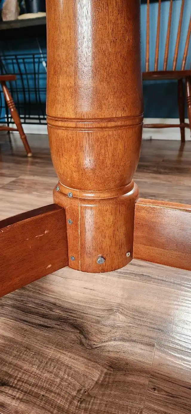 Solid wood table for refinishing project in Dining Tables & Sets in Napanee - Image 3