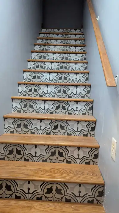 Beautiful room with th hardwood flooring, big bridge and bed included and China cabinets Private ent...