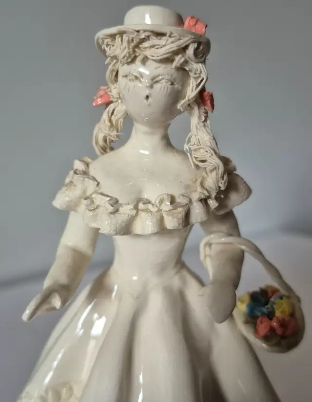 E. Meindl - Original Figurine - Mint Condition in Arts & Collectibles in Oshawa / Durham Region - Image 4