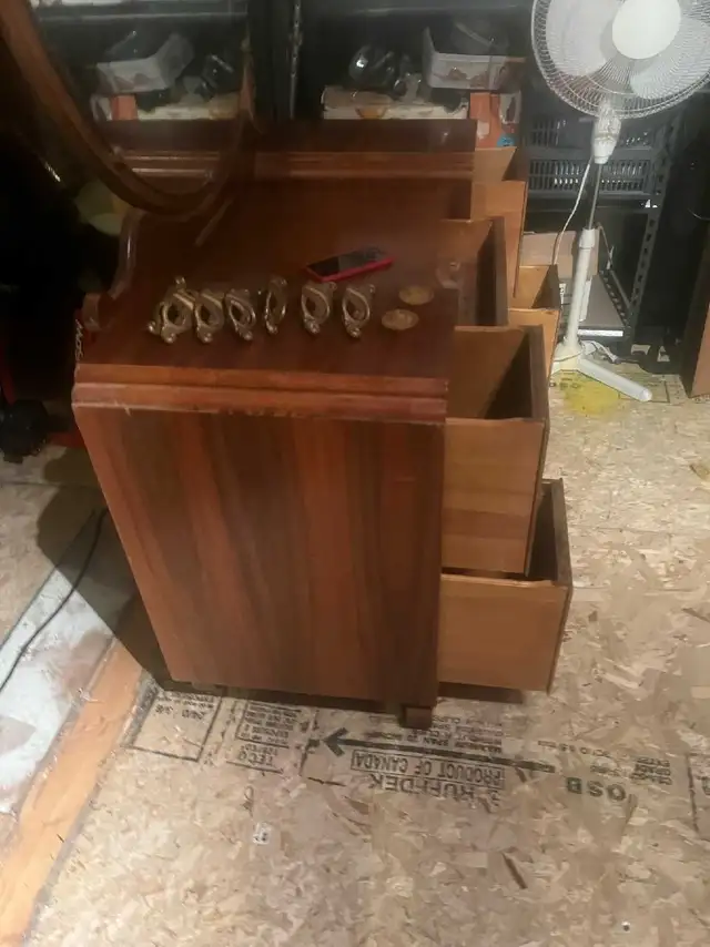 1930 era drop center vanity w mirror in Dressers & Wardrobes in Calgary - Image 8