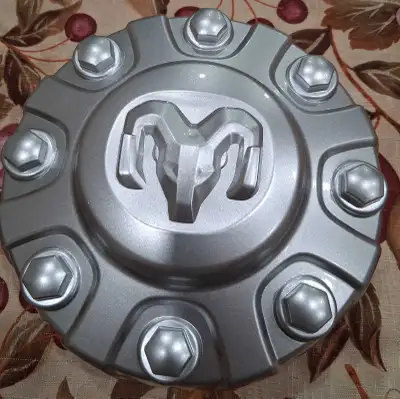 Dodge Ram center cap for 2019 to 2025 8 bolt 2500 to 3500 series...silver....$70 obo....pickup woodb...