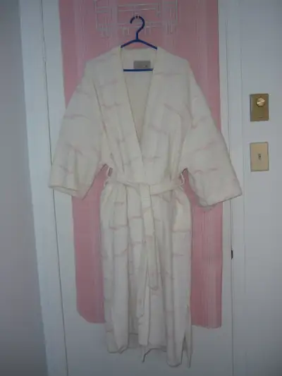 PEIGNOIR DE BAIN POUR F/H Très beau peignoir de bain pour femme ou homme. De couleur blanche et de g...