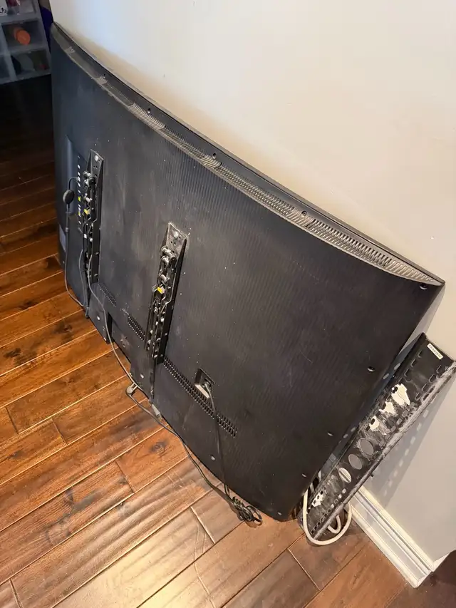 SAMSUNG 65”  Curved TV Series 6 in TVs in City of Toronto - Image 2