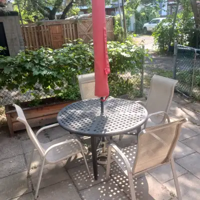 Table et 4 chaises de patio avec parasole, View more