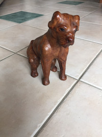 Figurine d'un Chien entièrement en Cuir* Leather-clad Dog statue