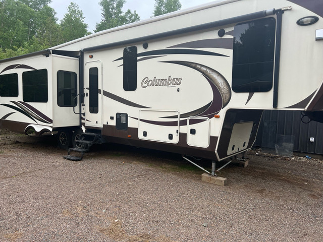 2015 5th Wheel  in RVs & Motorhomes in Fredericton - Image 2