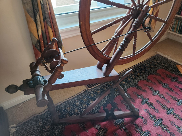 Antique Spinning Wheel in Arts & Collectibles in Mississauga / Peel Region