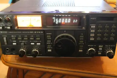ICOM IC-R71A AM/SW/SSB COMMUNICATIONS RECEIVER...............***LIKE NEW IN ORIGINAL BOX WITH INSERT...
