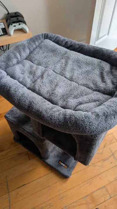 Présentant un arbre à chat Feandrea à trois niveaux, offrant un espace de jeu et de repos confortabl...