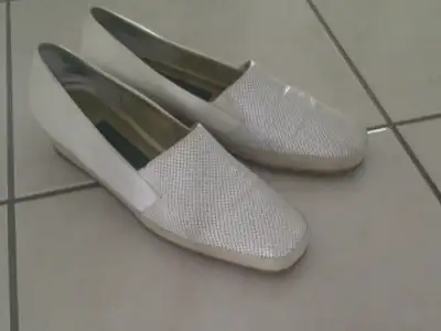 SOULIERS CUIR BLANC EASY SPIRIT GR 7AAFEM TALONS 1.5HAU: $10.00, View more