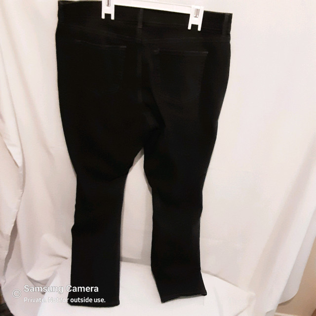 Black Distressed Jeans Chaps Ralph Lauren, 5 pkts, mtl rvts bttn in Women's - Bottoms in Calgary - Image 4