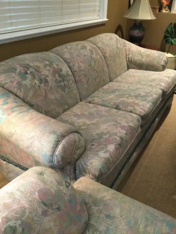 Beautiful Classic Sklar Peppler Sofa in Couches & Futons in Penticton - Image 2