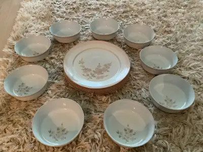Selling 5 dinner plates and 9 cereal soup bowls. All are in excellent condition - no scratches, chip...