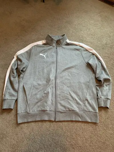 Excellent condition (like new). Size XXL. Smoke Free Home. $15 CAD FIRM. Full zip. Regular fit. Stan...
