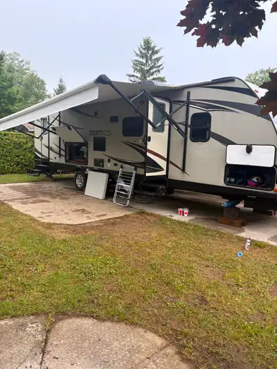 2015 heartland wilderness 3125bh 32feet long 6700 pound empty weight front queen bed double over rea...