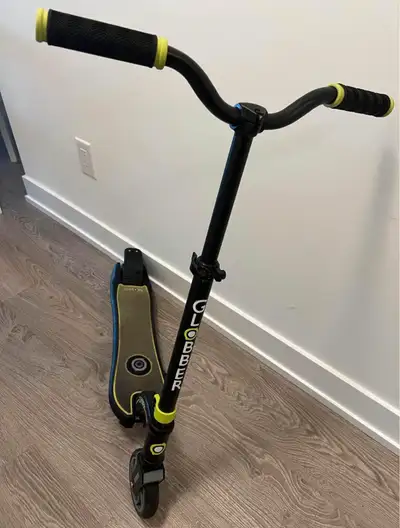 Electric scooter Globber One K E-Motion-10. For children 8+. It has stopped charging. The power butt...