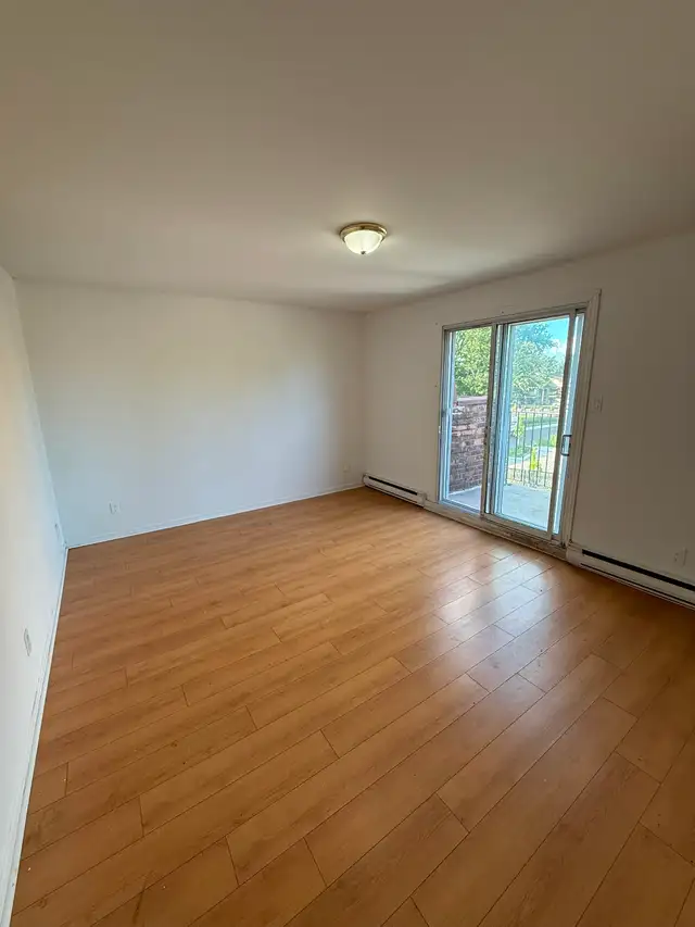 Renovated 4½ in Île-Perrot. Heat Pump & 2 Parking spot.