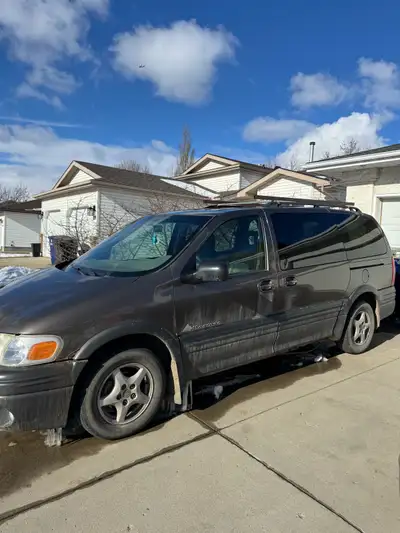 2004 Pontiac Montana 297,000 KM Fresh oil change Missing middle row of seats but they are available...