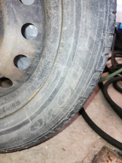 Ensemble se 4 roues Toyota et 4 pneus Toyo en bon etat Bons pour 2 étés encore. Mesure: 8/32. Détail...