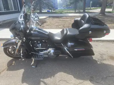Beautiful, mint condition CANADIAN Electra Glide Ultra Limited with only 10,800 kms! No scratches, n...