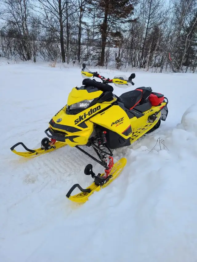MXZ XRS 850 in Snowmobiles in Shawinigan - Image 3