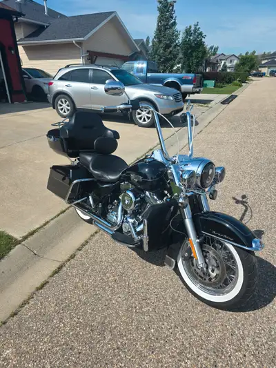 Stellar Harley Road King in vivid black, this bike is in exceptional condition. 103 c.i. Stage 1- Va...
