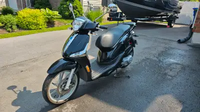 Piaggio Liberty 50, année 2021, avec seulement 3 466 km au compteur. Le scooter est en très bon état...