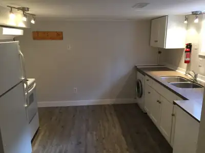 Clean, bright 2 bedroom apartment in coveted Old University!