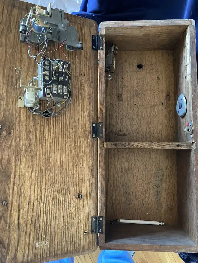 Antique Wood Telephone & receptor.. vintage wooden phone in Arts & Collectibles in Ottawa - Image 9