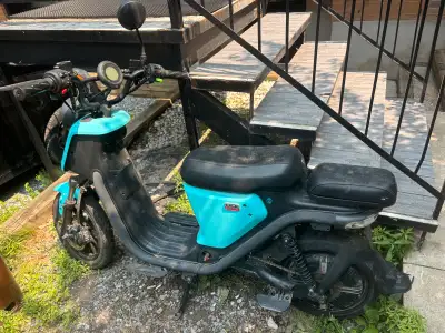 Négociable À vendre pour les parties du scooter Clé perdue Pas de batterie