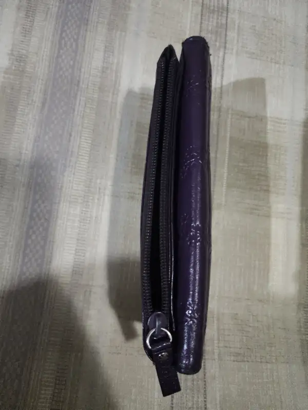 Roots wallet purple colour multipockets bifold floral embossed in Women's - Bags & Wallets in Ottawa - Image 9