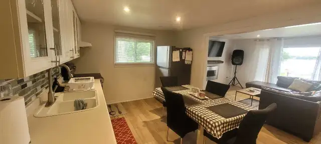 Lakefront Cottage by Lake Scugog in Ontario in Canada - Image 5