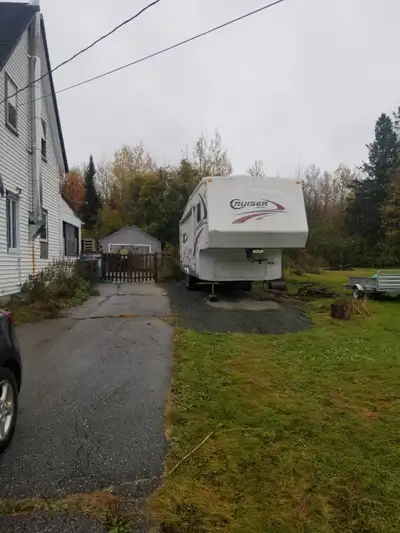 Fifth wheel 32 pieds avec 2 extensions amoire en chene Besoin de reparation a l'arriere intérieur Ne...