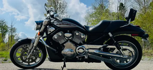 Harley Davidson V Rod Street  2006 in Sport Touring in Laurentides - Image 5