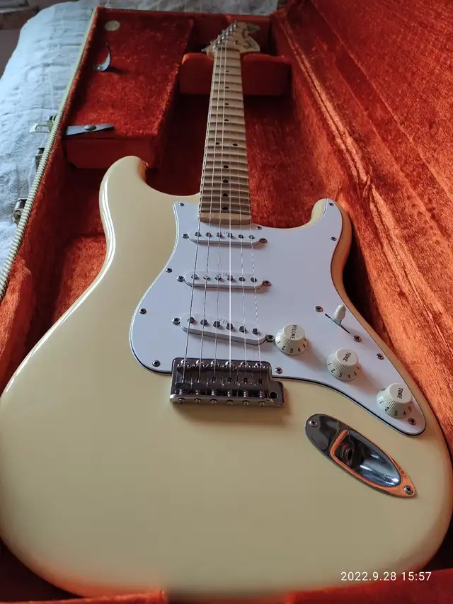 2007 Fender Yngwie Malmsteen Stratocaster for sale or trade in Guitars in Mississauga / Peel Region - Image 3