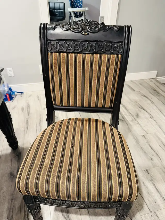 Solid wood Dining Table with 8 chairs in Dining Tables & Sets in Victoria - Image 4