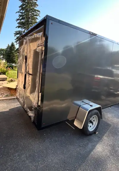 Remorque fermée black édition et charbon 6x12 -plafond 80 pouces -Conception léger et solide -Plafon...