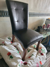 Une très belle chaise bois,cuir.(a voir) $15