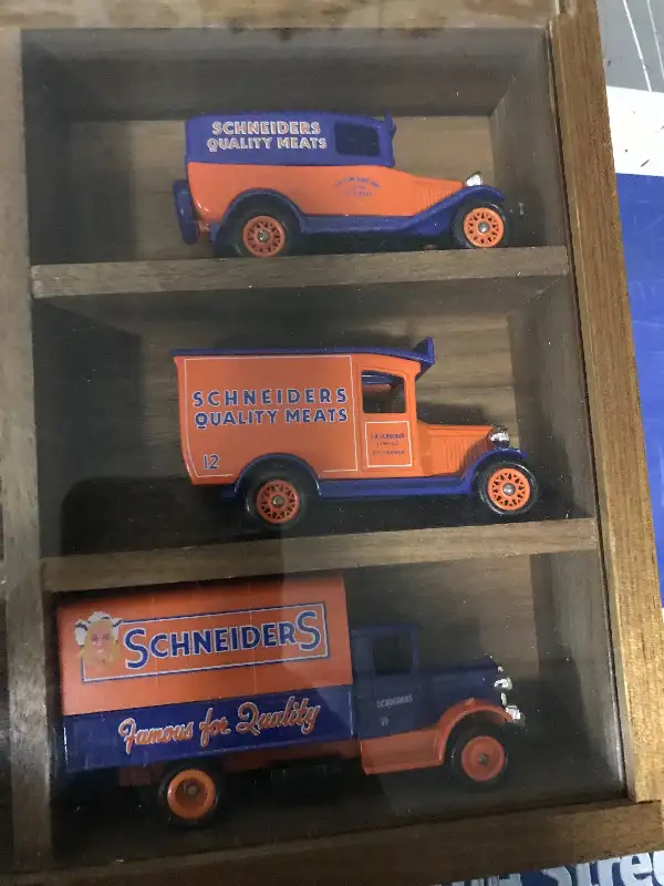VINTAGE 1990 J.M. SCHNEIDERS MEATS TRUCKS COLLECTORS DISPLAY in Arts & Collectibles in Mississauga / Peel Region - Image 5