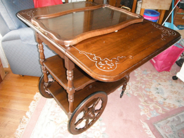 Vintage Tea Trolley w/Glass Tray in Arts & Collectibles in City of Toronto - Image 3