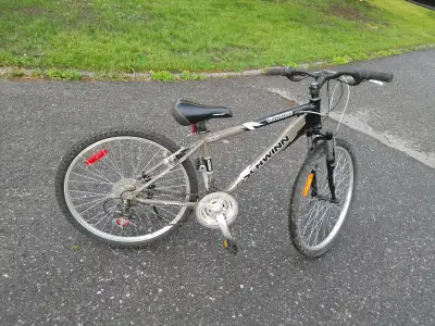 Preteen Schwinn Cadence bicycle (16" frame), View more