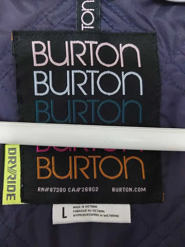 Burton ski / snowboarding jacket Large in Women's - Tops & Outerwear in Charlottetown - Image 3