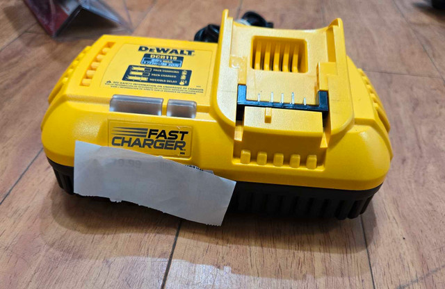 Dewalt DCB118 fast charger 20V max in Power Tools in City of Toronto