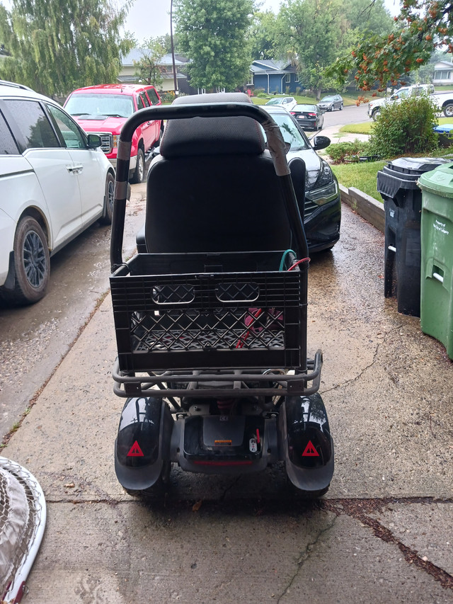 HEARTWAY S12X MOBILITY SCOOTER in Health & Special Needs in Calgary - Image 2
