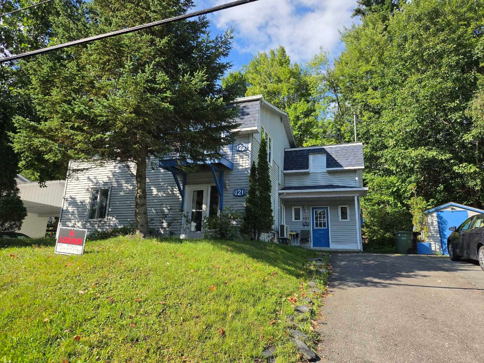 Grand 5 1/2 à louer, bas d'un duplex libre 23 août 2026 — photo 1