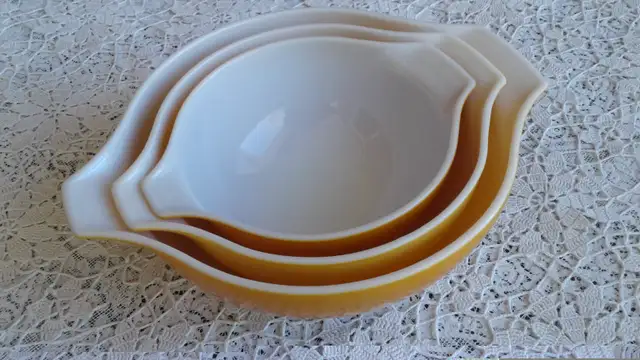 Vintage Pyrex Cinderella Mixing Bowls In Classic Butterfly Gold in Kitchen & Dining Wares in New Glasgow - Image 6